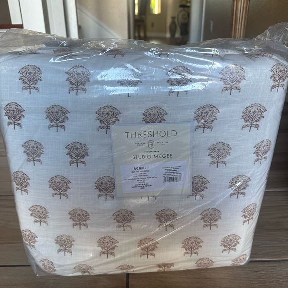 Threshold + Studio McGee Lofty Slub Woodblock Print Floral Quilt Full/Queen